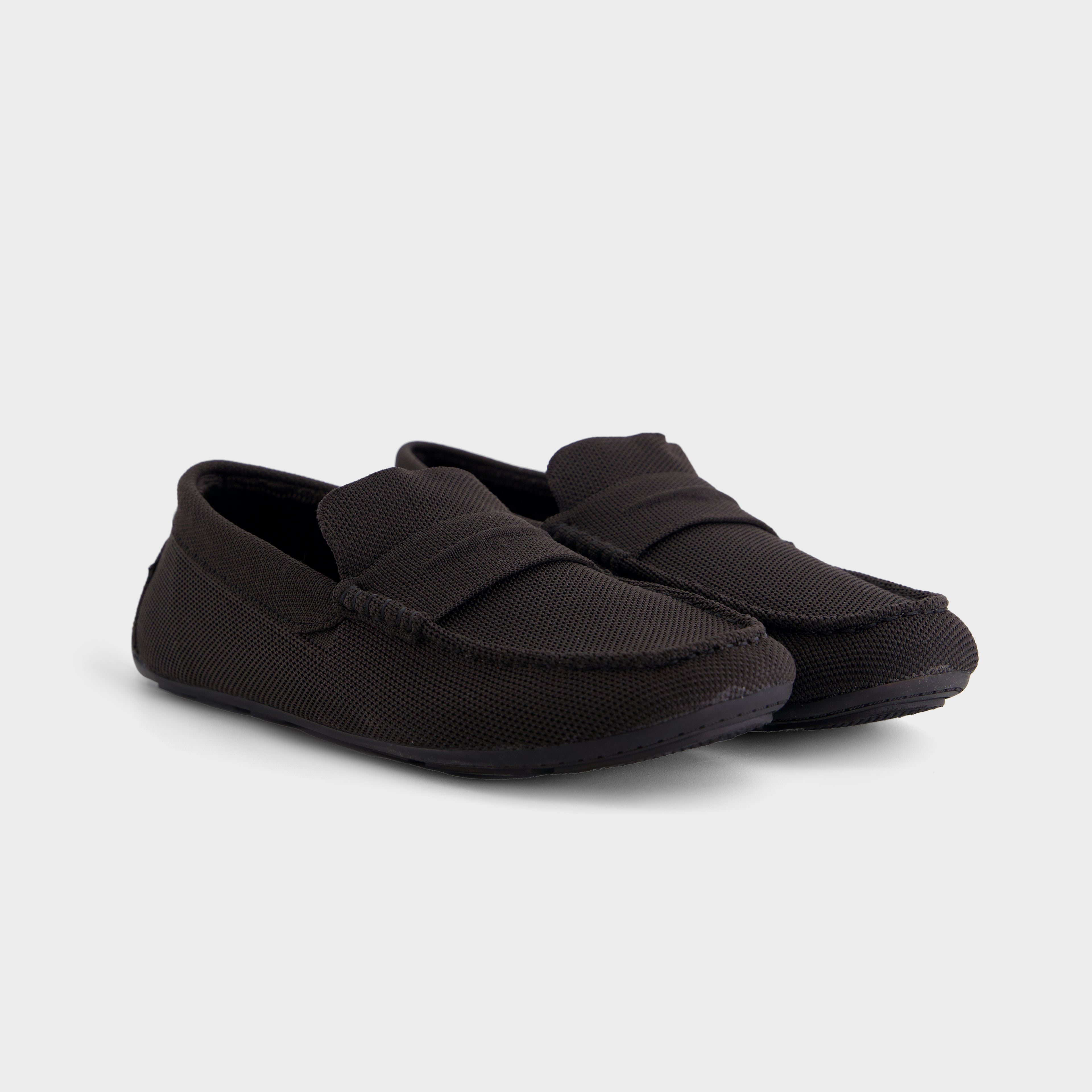 001copy_0003_7033-1-TURBO-BLACK_Side_jpg_1copy_0028_Background_0001_HEDLY-HADIMAN-CHARCOAL_Side_jpg_1 From Commute to Cafe: The Evolution of Hybrid Footwear in Pakistan